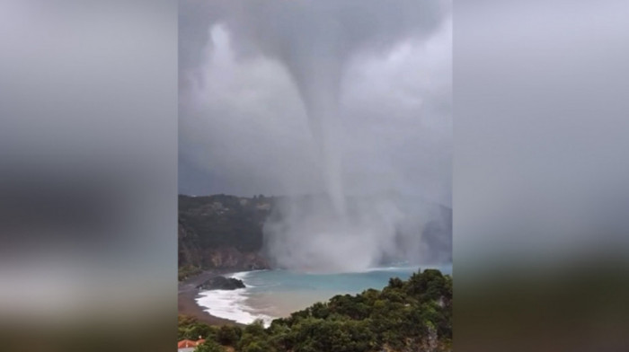 Grčka na udaru oluje "Danijel", na plaži na Eviji snimljen tornado