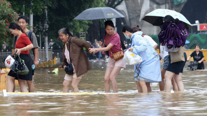 Dve osobe poginule, jedna nestala u poplavama u provinciji Fuđijan u Kini