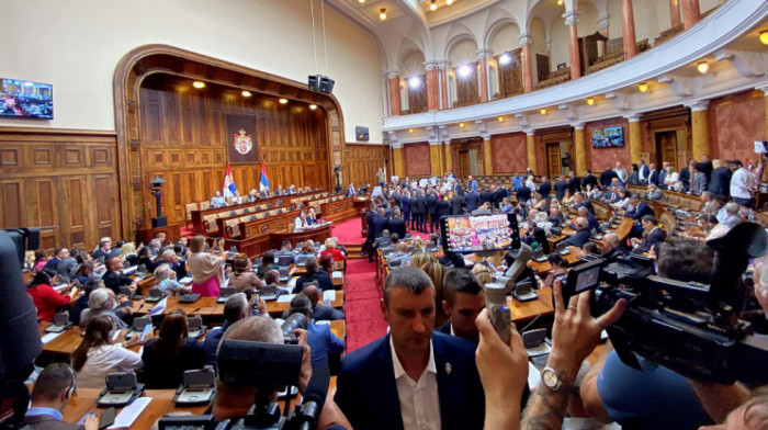 Opozicija uz vuvuzele u Skupštini traži izbore:  Da li je sve izvesniji izlazak na glasačka mesta u decembru