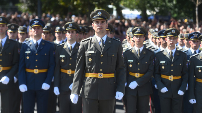 Promocija najmlađih oficira Vojske Srbije: Oficirske činove dobilo 175 kadeta, najboljim studentima sablje sa posvetom