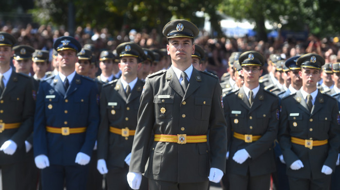 Promocija najmlađih oficira Vojske Srbije: Oficirske činove dobilo 175 kadeta, najboljim studentima sablje sa posvetom