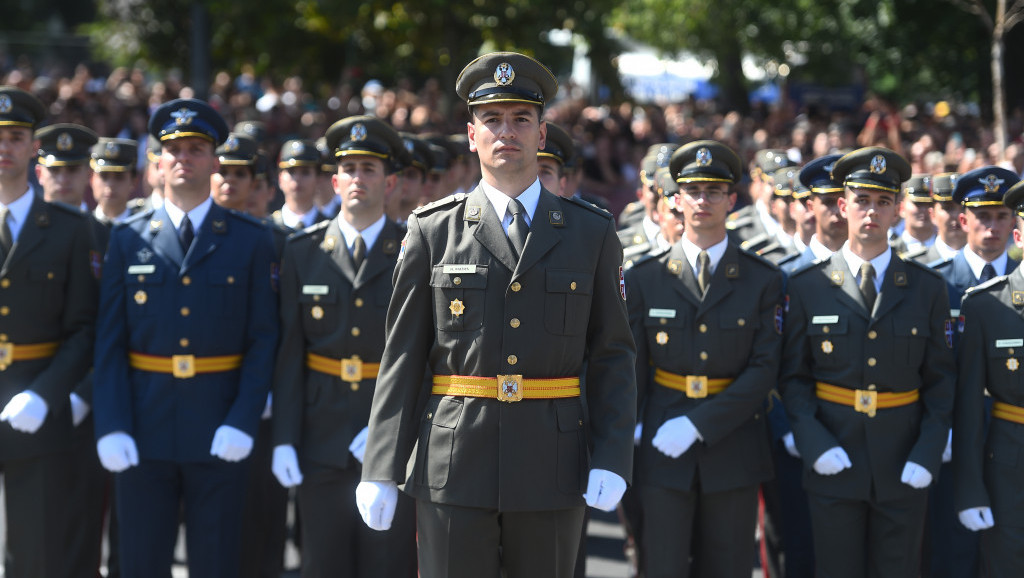 Promocija najmlađih oficira Vojske Srbije: Oficirske činove dobilo 175 kadeta, najboljim studentima sablje sa posvetom