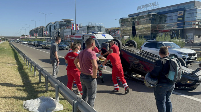 Automobil se prevrnuo na auto-putu kod Arene u Beogradu, jedna osoba povređena