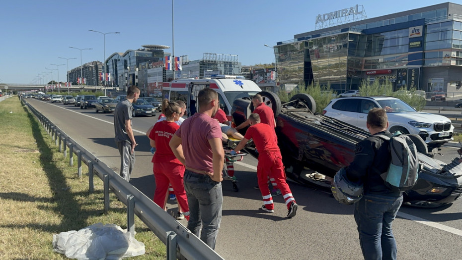 Automobil se prevrnuo na auto-putu kod Arene u Beogradu, jedna osoba povređena