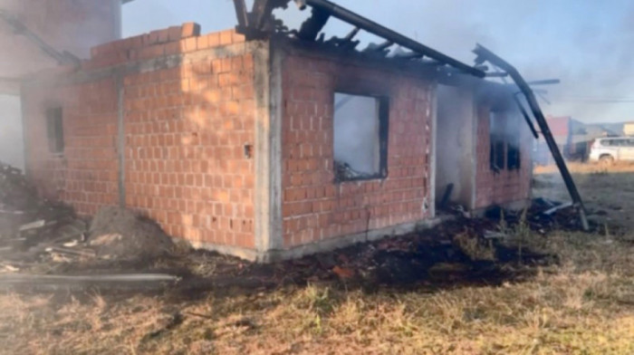 Kancelarija za KiM: Kod Vučitrna zapaljena kuća Srba povratnika