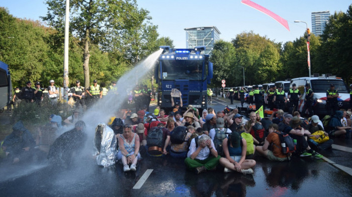 Klimatski aktivisti blokirali auto-put u Holandiji, policija ih rasteruje vodenim topovima