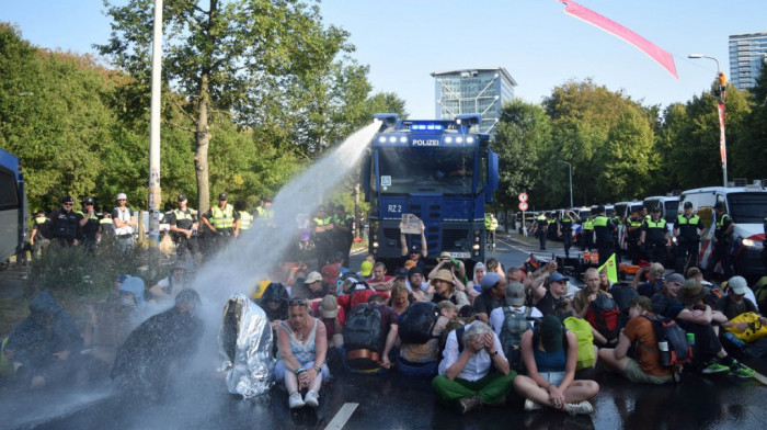 Klimatski aktivisti blokirali auto-put u Holandiji, policija ih rasteruje vodenim topovima