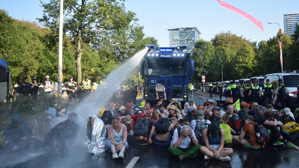 Klimatski aktivisti blokirali auto-put u Holandiji, policija ih rasteruje vodenim topovima