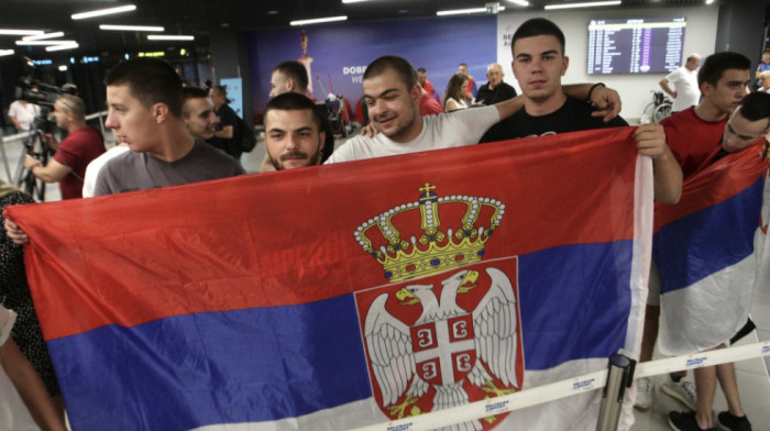 Srebrni košarkaši doputovali u Beograd, dočekali ih navijači na aerodromu