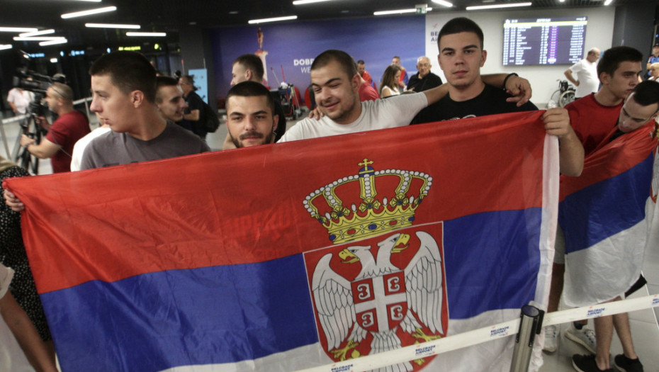 Srebrni košarkaši doputovali u Beograd, dočekali ih navijači na aerodromu