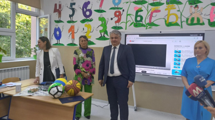 Telekom donira 10 pametnih tabli školama na Kosovu i Metohiji: Novi način za sticanje znanja i digitalno opismenjavanje