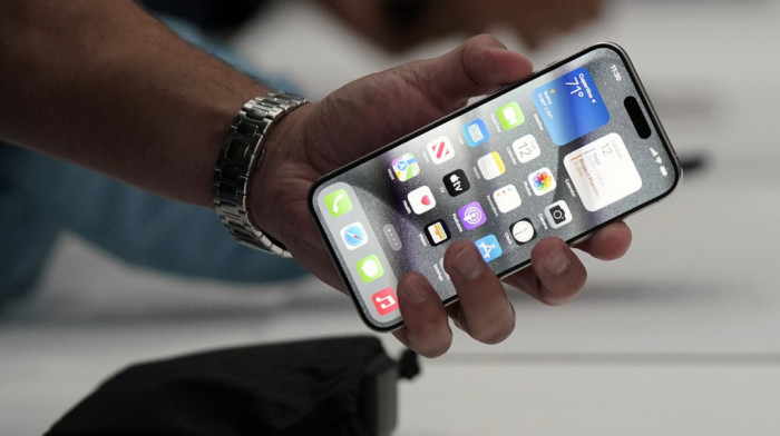 ''Epl'' predstavio novi ajfon 15 - telefon  sa svetlijim ekranom i kamerom od 48 megapiksela
