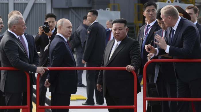 Kim Džong Un dobio na poklon od Putina automobil