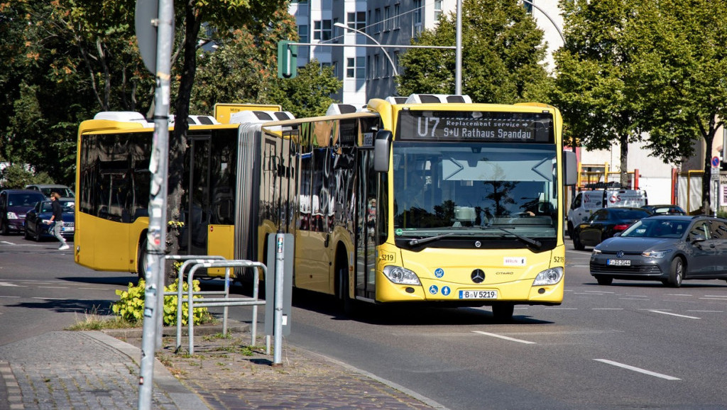 Berlin: Oko 40 ljudi podiglo autobus da oslobodi mladića zarobljenog ispod točka