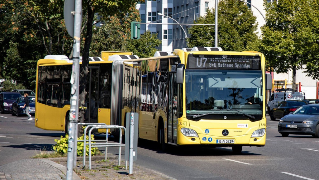 Berlin: Oko 40 ljudi podiglo autobus da oslobodi mladića zarobljenog ispod točka