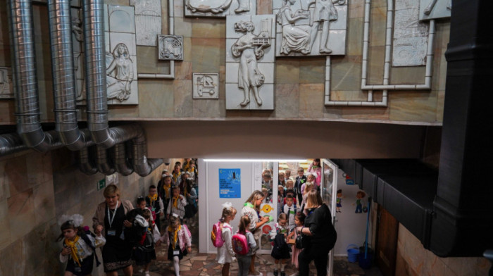 "Prija kada možete uživo da ih čujete i razgovarate": Stanica metroa nova učionica za ukrajinske učenike