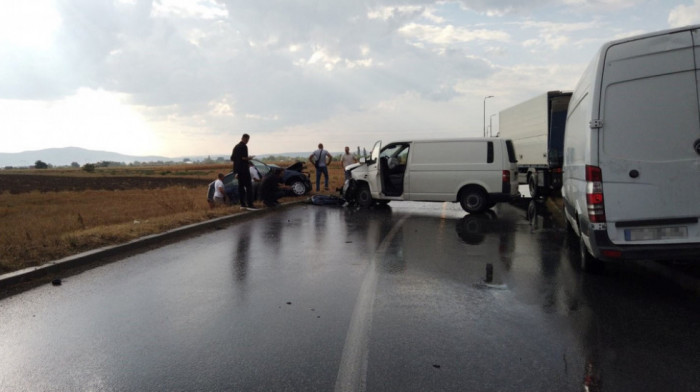 Teška saobraćajna nesreća kod Gračanice - poginula žena, dva muškarca teško povređena