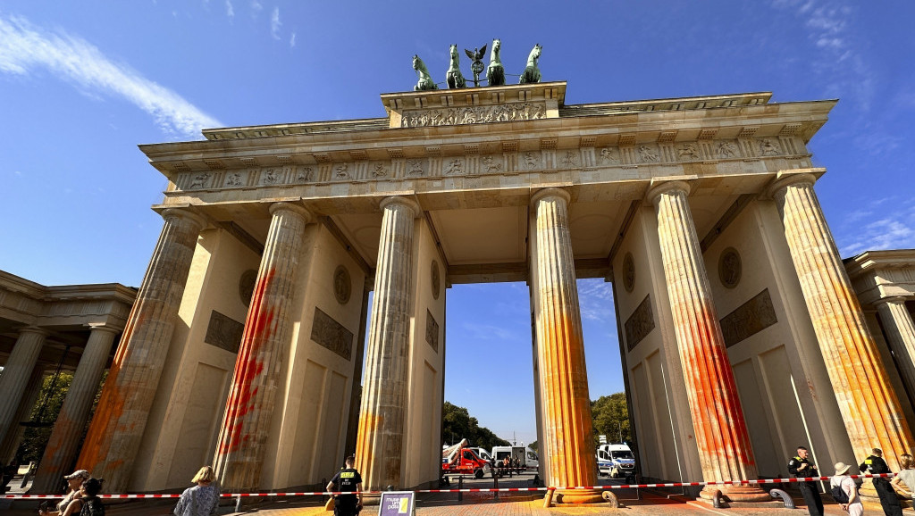 Ekološki demonstranti u Berlinu poprskali farbom Brandenburšku kapiju