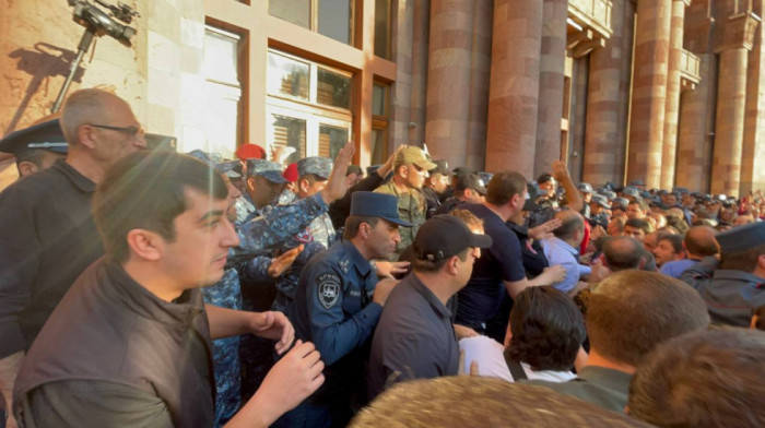 Demonstracije u Jerevanu, Azerbejdžan najavio nastavak operacije u Nagorno-Karabahu