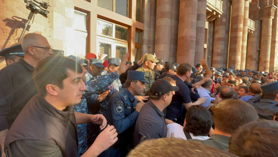 Demonstracije u Jerevanu, Azerbejdžan najavio nastavak operacije u Nagorno-Karabahu