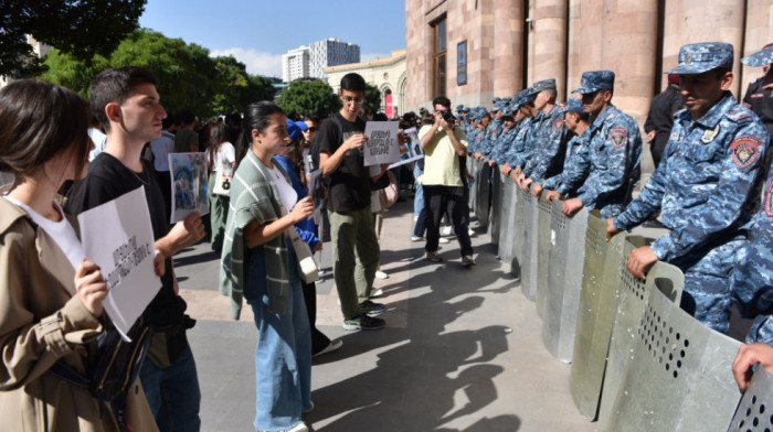 Protesti u Jerevanu, slavlje u Bakuu zbog Nagorno Karabaha: Demonstranti zahtevaju ostavku premijera Pašinjana