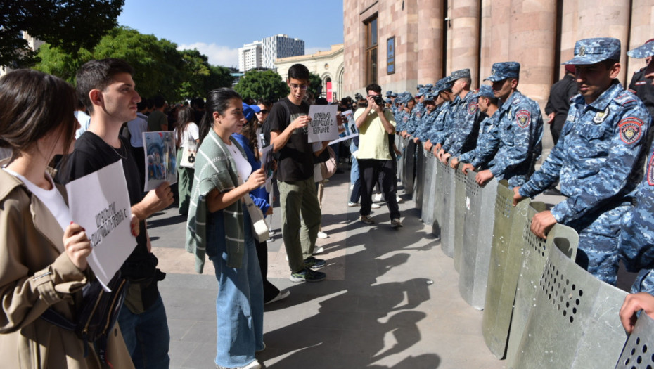 Protesti u Jerevanu, slavlje u Bakuu zbog Nagorno Karabaha: Demonstranti zahtevaju ostavku premijera Pašinjana