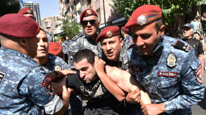 Policija u Jerevanu hapsi demonstrante koji traže ostavku Pašinjana