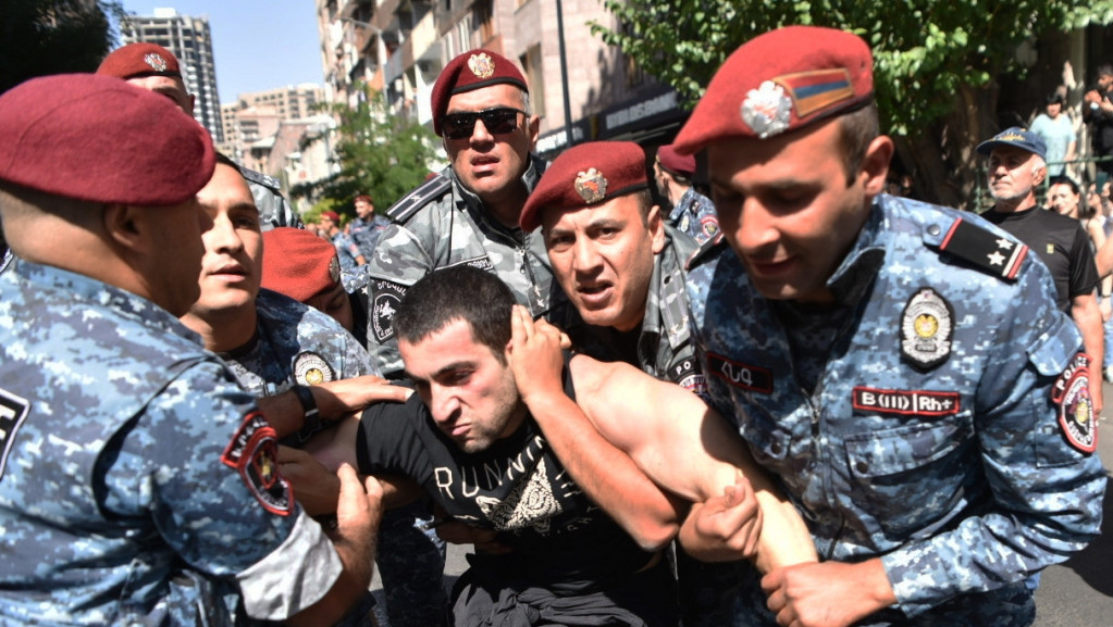 Policija u Jerevanu hapsi demonstrante koji traže ostavku Pašinjana