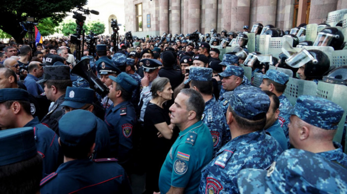 Ne prestaju demonstracije u Jerevanu: Traže ostavku predsednika, od jutros uhapšene 142 osobe