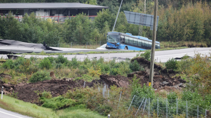 Klizište u Švedskoj odnelo veliki deo auto-puta, tri osobe povređene