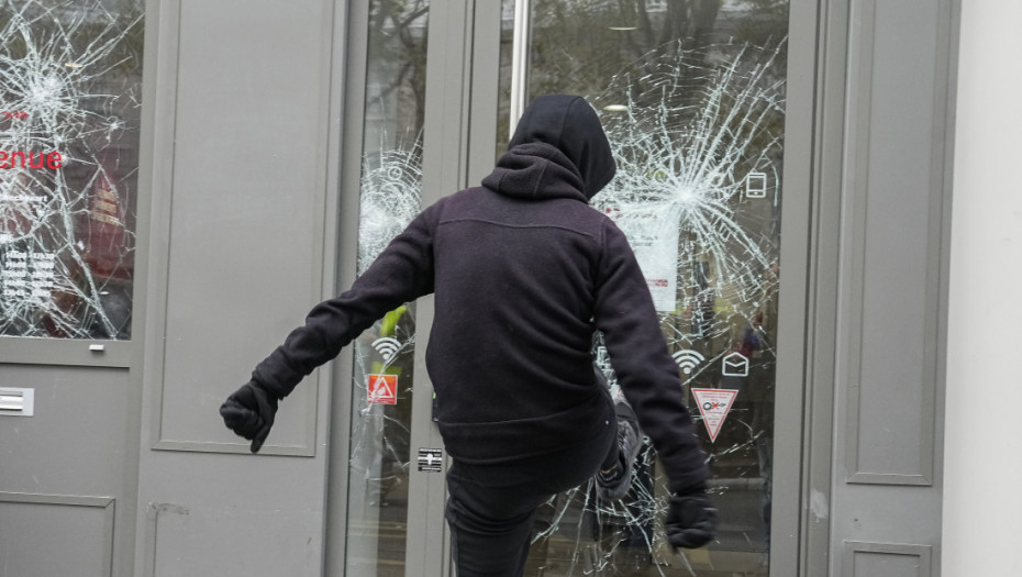 Na protestu protiv policijskog nasilja u Parizu povređena tri policajca