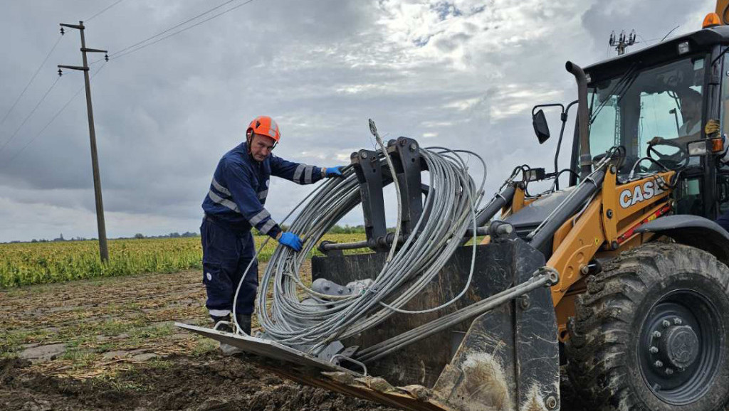 U Šidu 11.000 potrošača i dalje bez struje, u toku popravka oborenih stubova dalekovoda