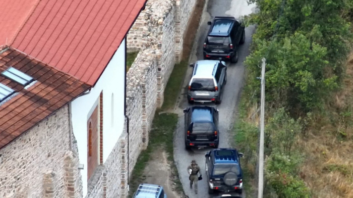 (UŽIVO) NOVE NAPETOSTI NA KIM Čuje se pucnjava u okolini Banjske, naoružane osobe u dvorištu manastira