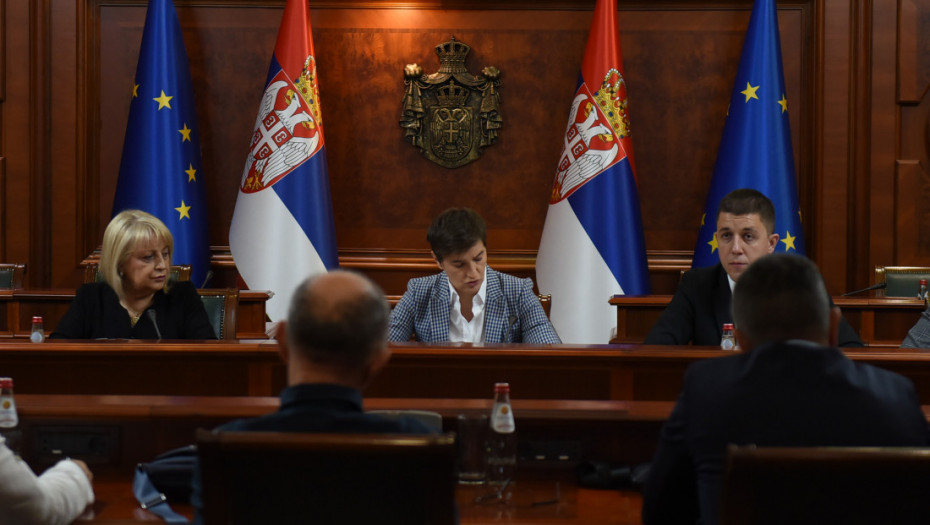 Brnabić sa sindikatima u prosveti: Početna plata nastavnika od januara 2024. će biti 86.681 dinar