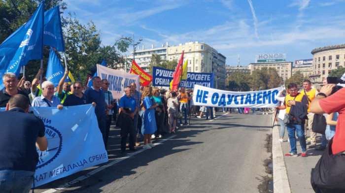 Završen protest prosvetnih sindikata ispred Vlade Srbije: Traže povećanje plata, dohotka i smanjenje birokratije