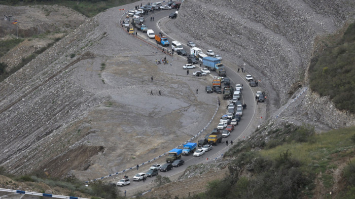 Trećina stanovništva Nagorno-Karabaha izbegla u Jermeniju: Kolona vozila toliko dugačka da se 80km prelazi 24 sata