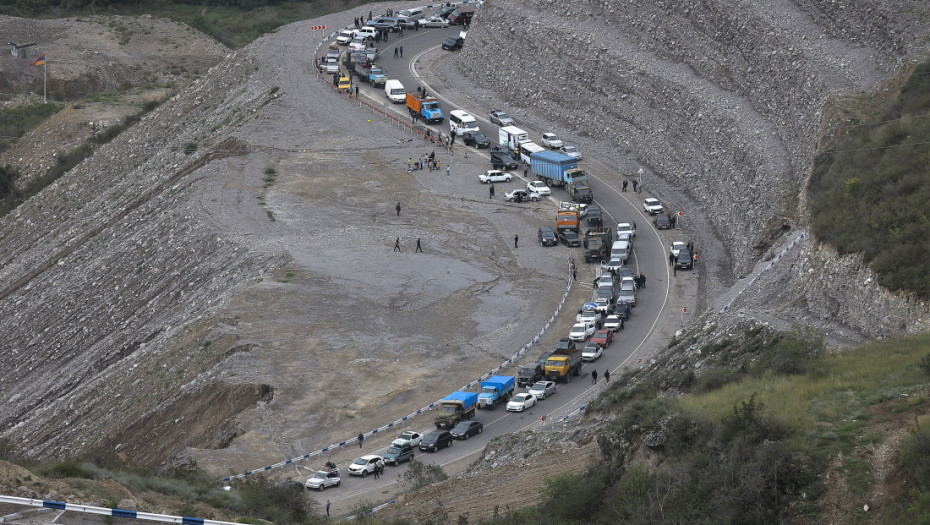 Trećina stanovništva Nagorno-Karabaha izbegla u Jermeniju: Kolona vozila toliko dugačka da se 80km prelazi 24 sata