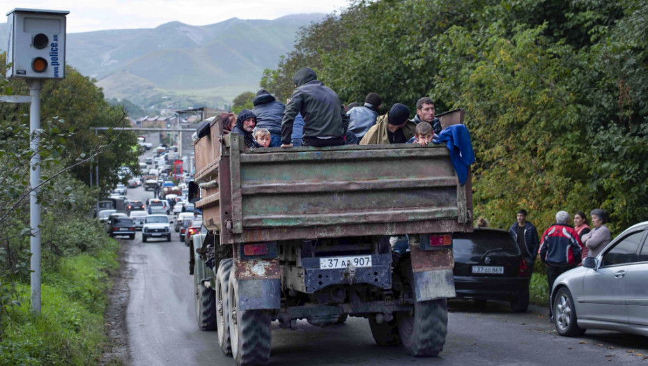 Više od 78.000 izbeglica iz Nagorno-Karabaha stiglo u Jermeniju, Pašinjan: To je put u jednom pravcu