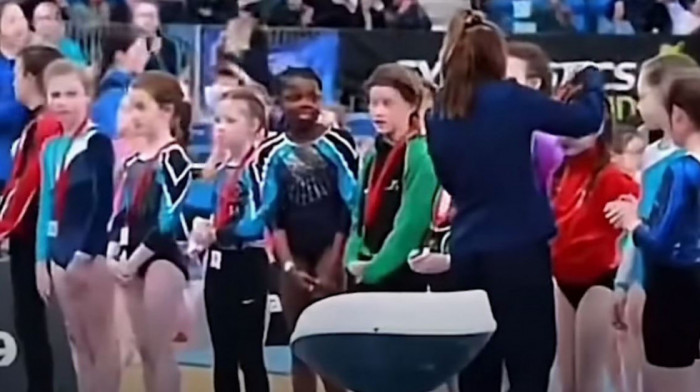 Stari snimak izazvao oštre reakcije javnosti: Jedina tamnoputa devojčica na takmičenju u gimnastici ostala bez medalje