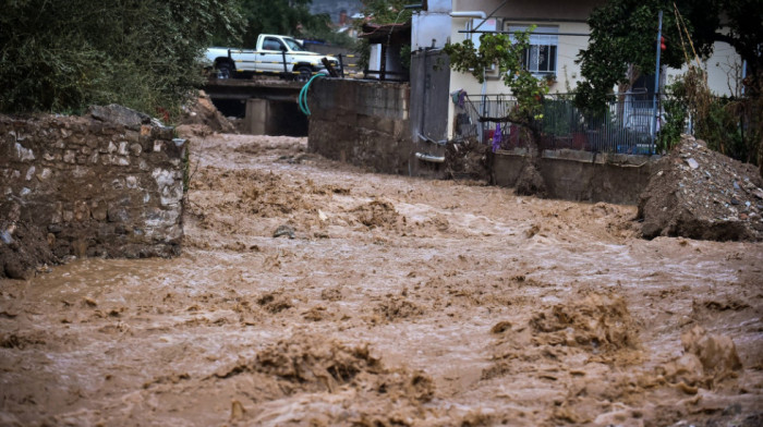 Teška situacija u Volosu i na Eviji zbog poplava, putevi blokirani, nema struje
