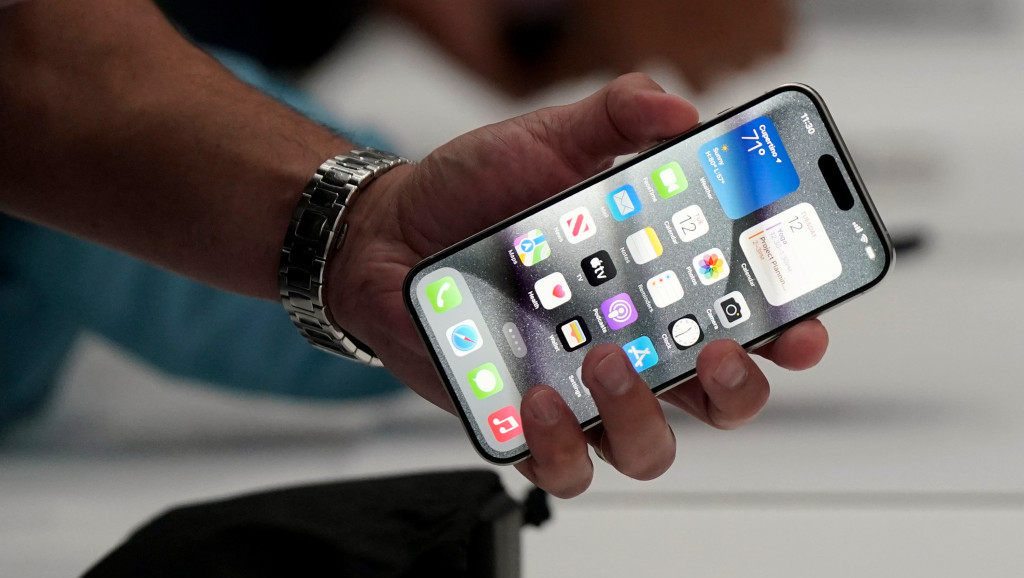 Apple objavio važno ažuriranje za iPhone 15s zbog grešaka u funkciji komunikacije kratkog polja