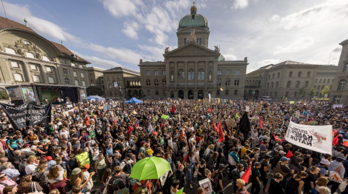 60.000 demonstranata na klimatskom protestu u švajcarskoj prestonici: Treba smeniti "buržoasku vladu"