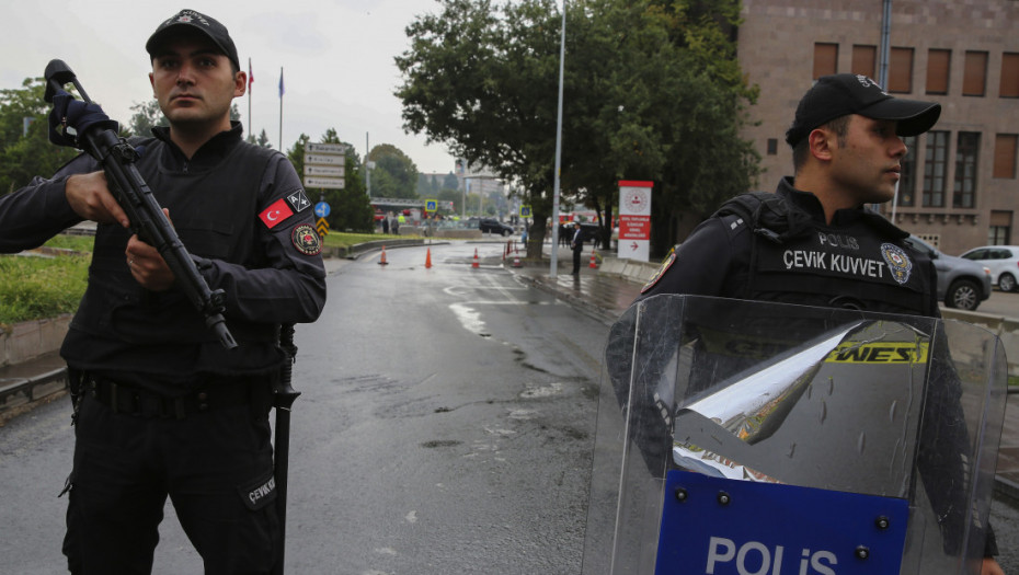 Dva policajca ubijena, jedan ranjen u napadu na policijsku stanicu u Izmiru