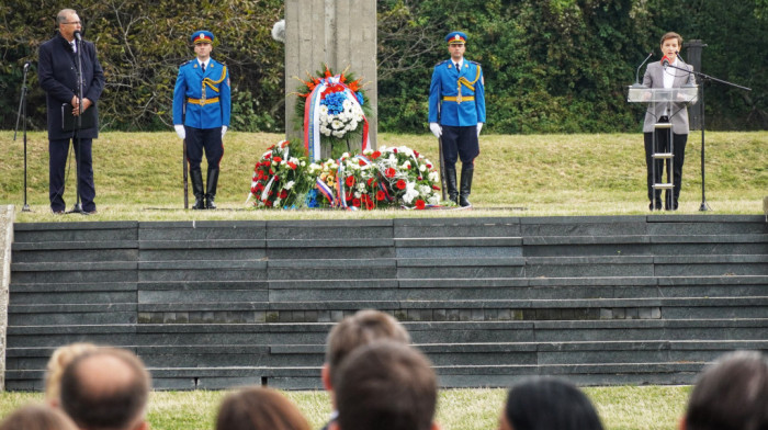 Premijerka Brnabić u spomen-kompleksu "Jajinci": Srbija ne zaboravlja svoje žrtve