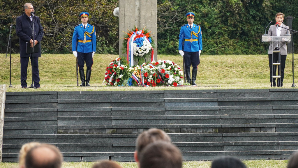 Premijerka Brnabić u spomen-kompleksu "Jajinci": Srbija ne zaboravlja svoje žrtve