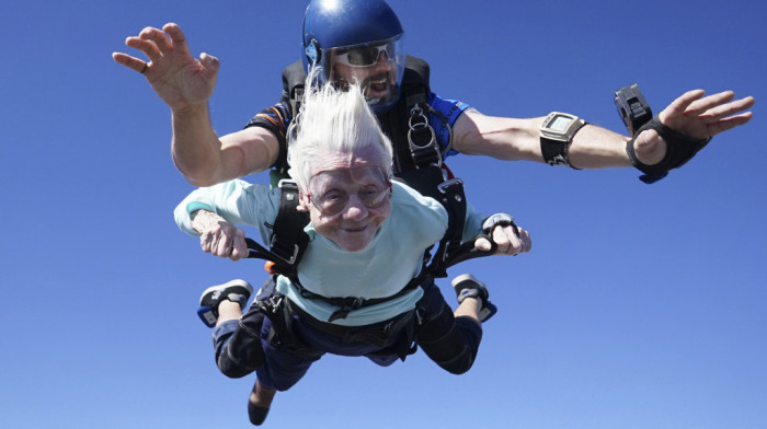 Godine su samo broj: Amerikanka od 104 godine skočila padobranom