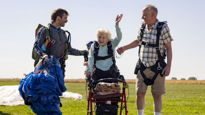 Preminula 104-godišnjakinja koja je nedavno skočila padobranom: Nije doživela da Ginisova knjiga dokumentuje njen podvig