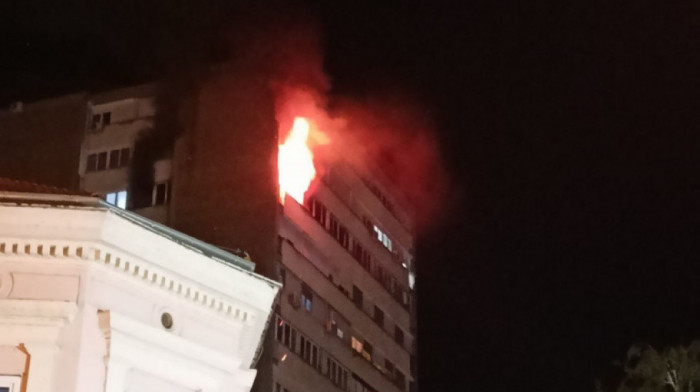 Dve osobe stradale u požaru u soliteru u centru Kragujevca