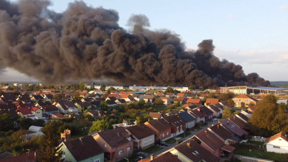 Požar u Osijeku pod kontrolom, dva vatrogasca lakše povređena: Dim prešao u BiH
