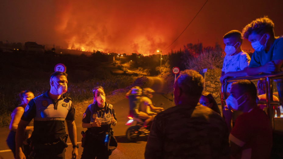 Besni požar na Tenerifima: Hiljade ljudi evakuisano, gašenje otežava nepristupačnost terena
